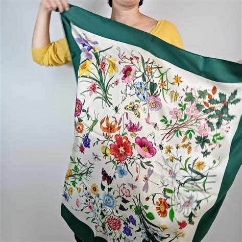 vecchio foulard di gucci con sfondo fenicotteri leoni|Flora by Gucci .